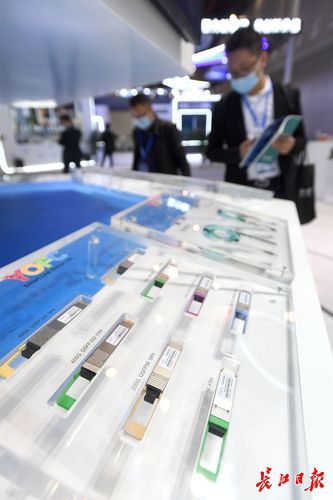 长飞光纤展示的光通信器件单模光纤
